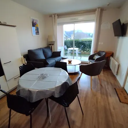 Apartment Appartement 3 Etoiles, 2 Chambres , Cuisine Amenagee, Terrasse, Face A La Chaine Des Pyrenees