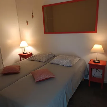 Apartment Appartement 3 Etoiles, 2 Chambres , Cuisine Amenagee, Terrasse, Face A La Chaine Des Pyrenees Bagneres-de-Bigorre
