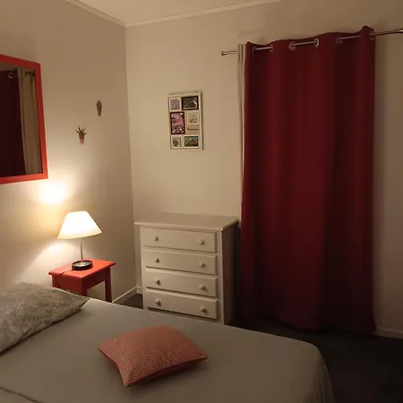 Apartment Appartement 3 Etoiles, 2 Chambres , Cuisine Amenagee, Terrasse, Face A La Chaine Des Pyrenees