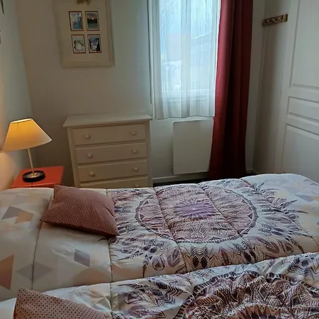 Apartment Appartement 3 Etoiles, 2 Chambres , Cuisine Amenagee, Terrasse, Face A La Chaine Des Pyrenees *