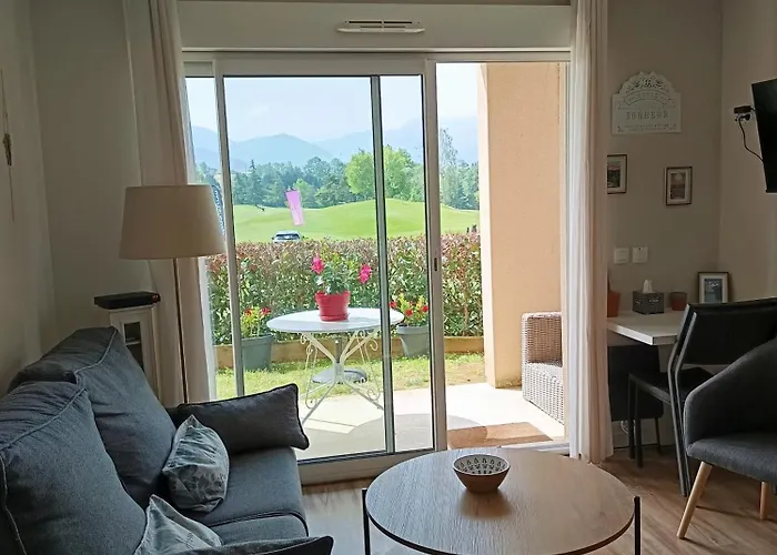 3 Etoiles, 2 , Cuisine Amenagee, Terrasse, Face A La Chaine Des Pyrenees Bagnères-de-Bigorre